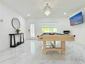 Game room - Palm House near Beach, Game Room, Pool & King Beds (Fort Lauderdale)