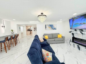 Living area - Palm House near Beach, Game Room, Pool & King Beds (Fort Lauderdale)