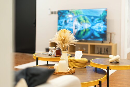 1BR I Smart Entry + Private Terrace + 65" T