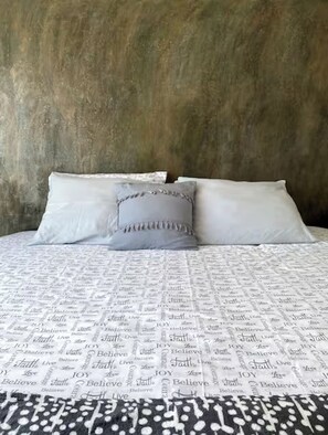 Iron/ironing board, Internet, bed sheets