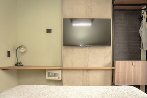 Appartamento Superior, vista città, piano elevato | Una cassaforte in camera, una scrivania, tende oscuranti, Wi-Fi gratuito