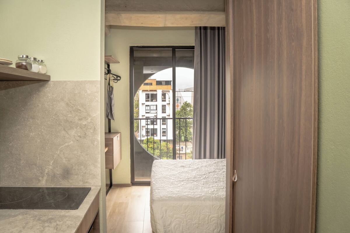 Căn hộ dành cho gia đình, 2 phòng ngủ, quang cảnh thành phố | Két bảo mật tại phòng, bàn, màn/rèm cản sáng