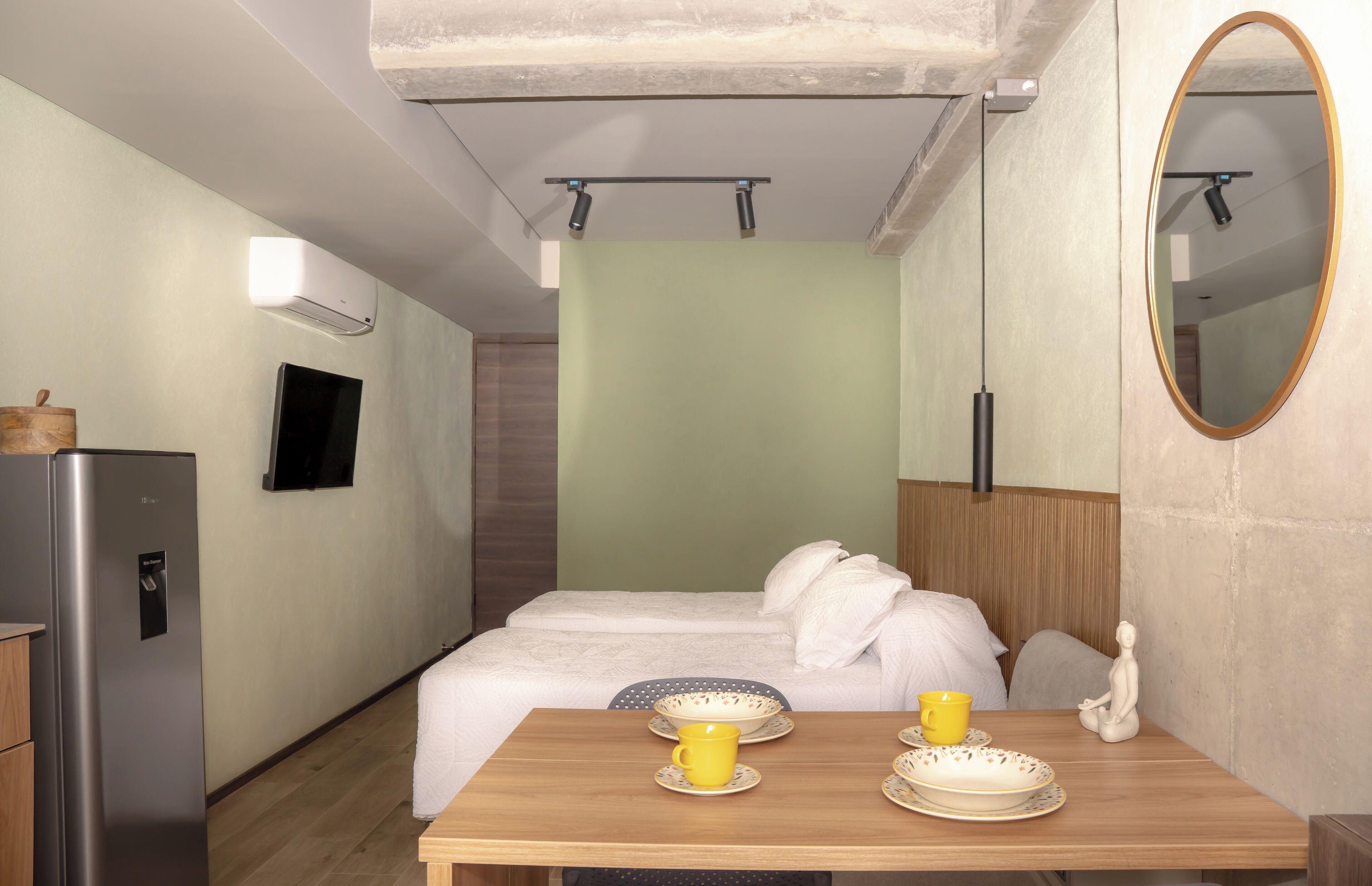 Camera Deluxe con 2 letti singoli, vista città | Una cassaforte in camera, una scrivania, tende oscuranti, Wi-Fi gratuito