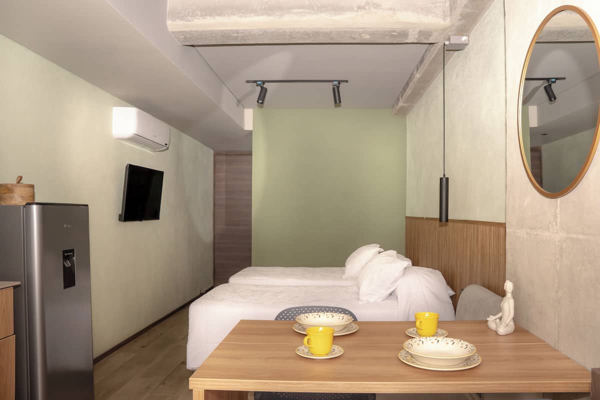 Phòng 2 giường đơn Deluxe, quang cảnh thành phố | Két bảo mật tại phòng, bàn, màn/rèm cản sáng