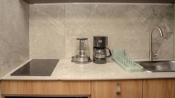 Appartement Supérieur, vue ville, dans la tour | Cuisine privée | Réfrigérateur, micro-ondes, plaque de cuisson