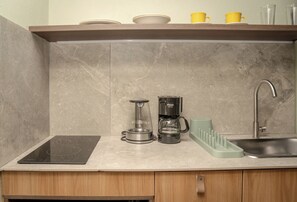 Appartamento Superior, vista città, piano elevato | Cucina privata | Frigorifero, microonde, piano cottura, pentole/stoviglie/utensili