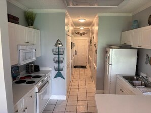 Microwave, oven, stovetop, dishwasher - Charming 1 bed/1.5 bath condo. Great Location and Pool access right out the door (Myrtle Beach)