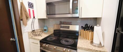 Een koelkast, een microgolfoven, een oven, een kookplaat