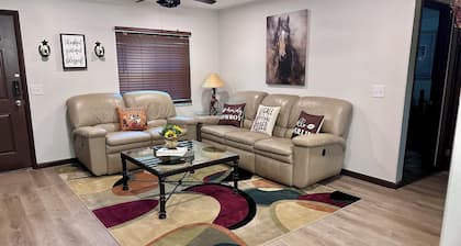 FL Themed 3/2 - WEC -PETS Welcome- Fenced Yard- Fast WI-FI- Fishing poles