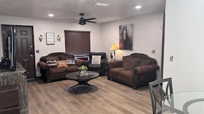 Smart TV, books - FL Themed - WEC -BIG Fenced Yard- PETS Welcome- Fast WI-FI- rods & reels (Ocala)