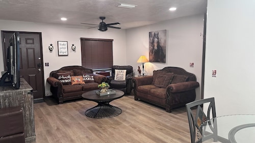 FL Themed - WEC -BIG Fenced Yard- PETS Welcome- Fast WI-FI- rods & reels