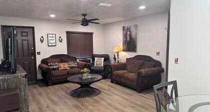 FL Themed - WEC -BIG Fenced Yard- PETS Welcome- Fast WI-FI- rods & reels