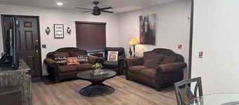 FL Themed - WEC -BIG Fenced Yard- PETS Welcome- Fast WI-FI- rods & reels