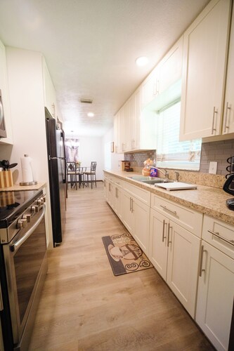 FL Themed - WEC -BIG Fenced Yard- PETS Welcome- Fast WI-FI- rods & reels