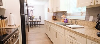 FL Themed - WEC -BIG Fenced Yard- PETS Welcome- Fast WI-FI- rods & reels