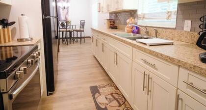 FL Themed - WEC -BIG Fenced Yard- PETS Welcome- Fast WI-FI- rods & reels