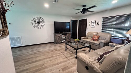 FL Themed 3/2 - WEC -PETS Welcome- Fenced Yard- Fast WI-FI- Fishing poles