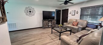 FL Themed 3/2 - WEC -PETS Welcome- Fenced Yard- Fast WI-FI- Fishing poles