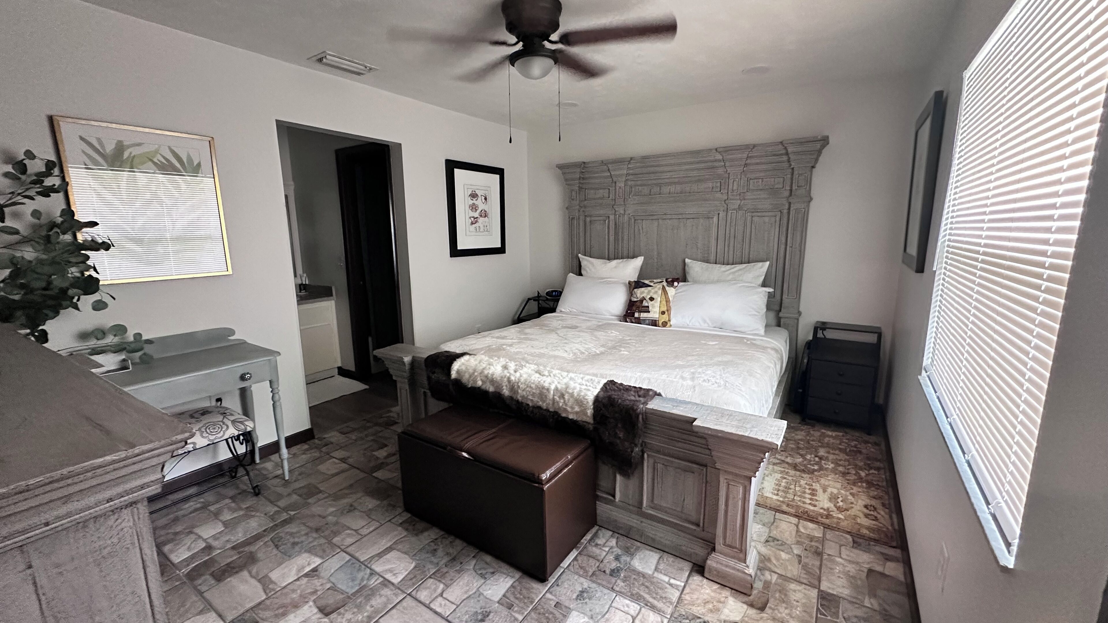 3 makuuhuonetta, työpöytä, silitysrauta/-lauta, vauvan matkasänky