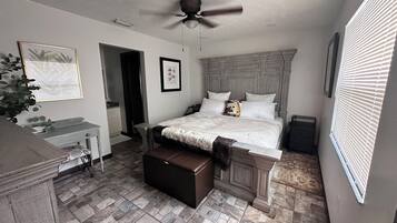 3 makuuhuonetta, työpöytä, silitysrauta/-lauta, vauvan matkasänky