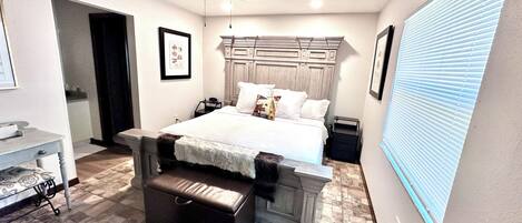 3 chambres, bureau, fer et planche à repasser, lit parapluie