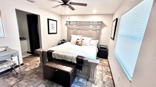 FL Themed - WEC -BIG Fenced Yard- PETS Welcome- Fast WI-FI- rods & reels