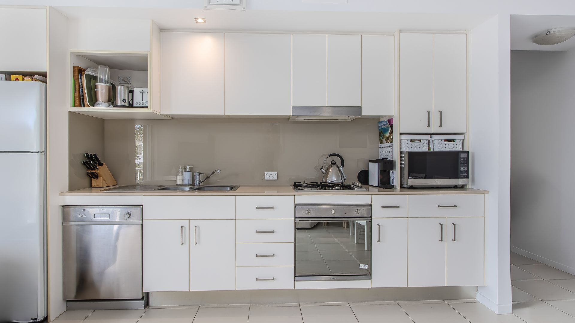 Een koelkast, een magnetron, een oven, een kookplaat