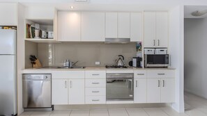 Kylskåp, mikrovågsugn, ugn och spishäll