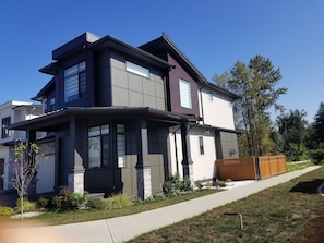 Exterior - Brand New & Bright 4BR & 3.5 baths Home · Perfect for Families & Groups (Langley Township)