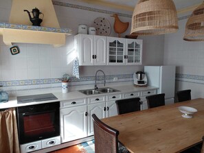 Geladeira, fogão, cooktop, cafeteira/chaleira