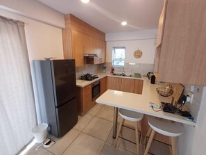 Microwave, oven, stovetop - Phenomenal 2-bedroom apartment in Germiston (Germiston)