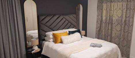 2 عدّة غرف نوم وواي فاي وملاءات أسرّة