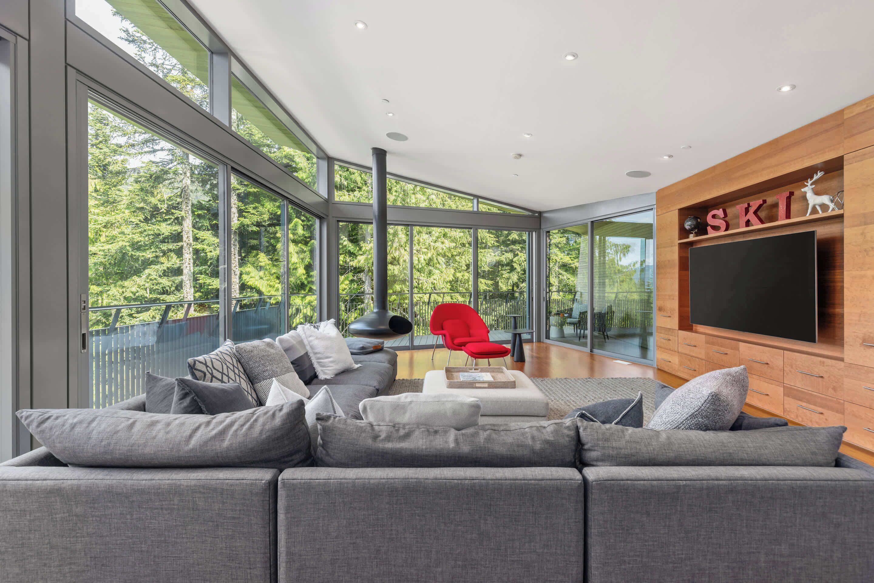 TV, fireplace, offices