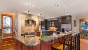 Private kitchen - Mountain home w/ AC, BBQ & patio (Whistler)