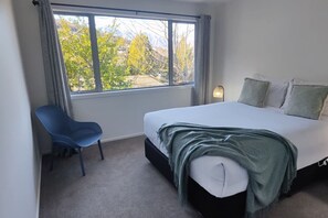 2 habitaciones, escritorio, tabla de planchar con plancha y wifi