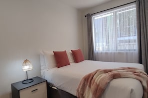 2 bedrooms, desk, iron/ironing board, WiFi