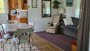 Un espacio habitable compacto con comedor, cocina y zona de estar.