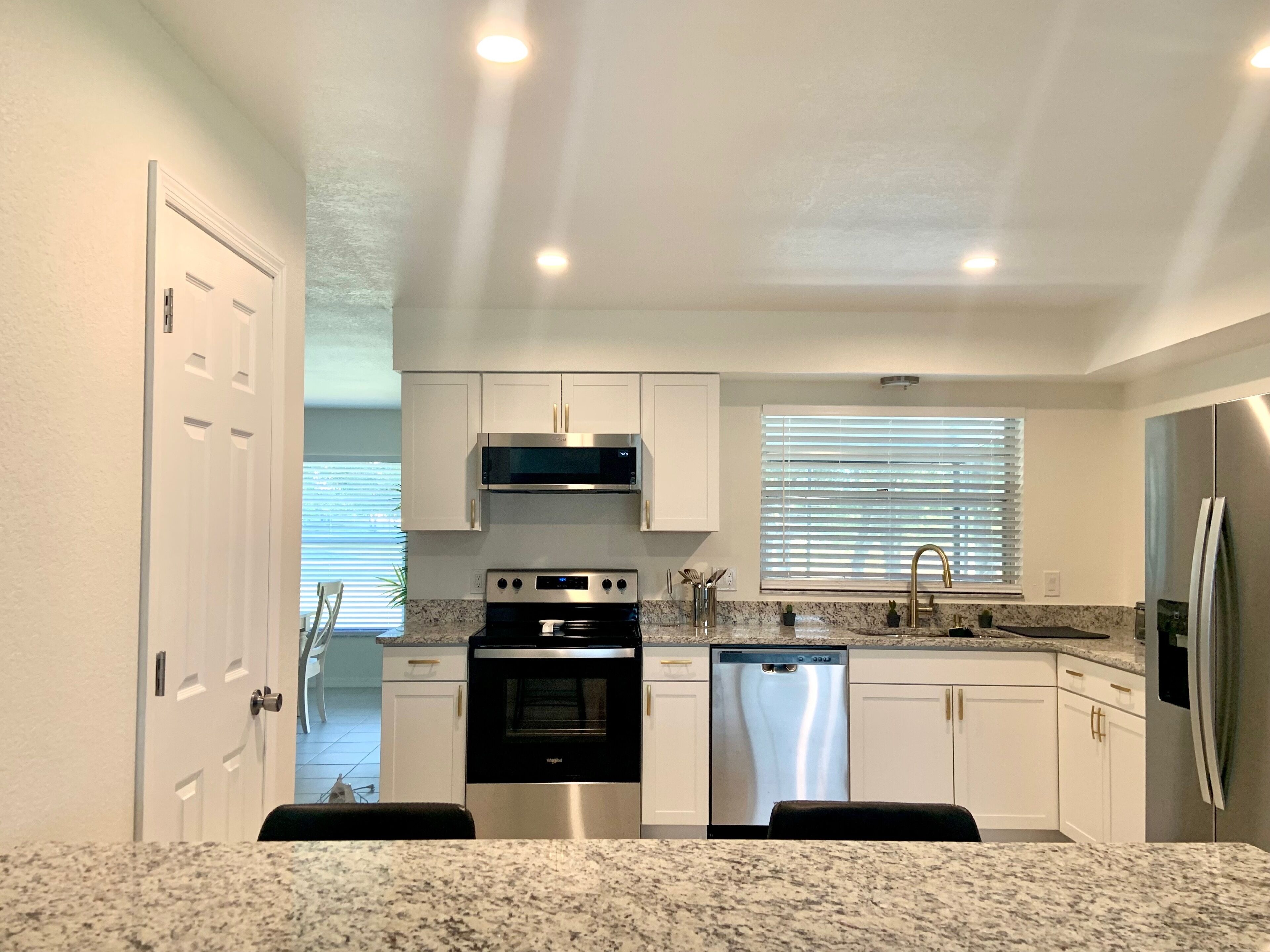 Micro-ondes, four, plaque de cuisson, lave-vaisselle