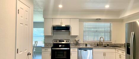 Micro-ondes, four, plaque de cuisson, lave-vaisselle