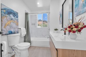 Hair dryer, towels, soap, toilet paper - Gorgeous 5-bedroom Home - Arvia 2 (Los Angeles)