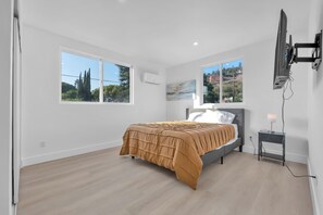 5 bedrooms, iron/ironing board, WiFi, bed sheets