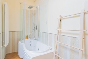 Douche, sĂšche-cheveux, bidet, serviettes fournies