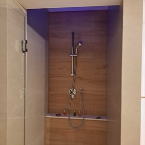 Douche, articles de toilette gratuits, sĂšche-cheveux, peignoirs