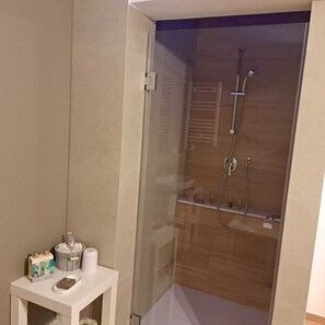Dusche, kostenlose Toilettenartikel, Haartrockner, Bademäntel
