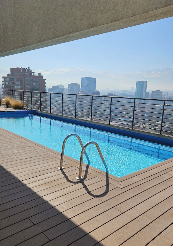 Piscina externa sazonal, barracas de cortesia, guarda-sóis