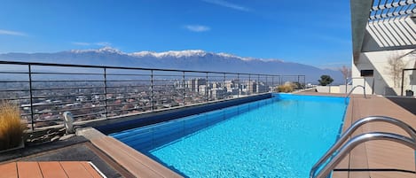 حمّام سباحة خارجي موسمي، مظلات على حمّام السباحة، مقاعد للتشمس