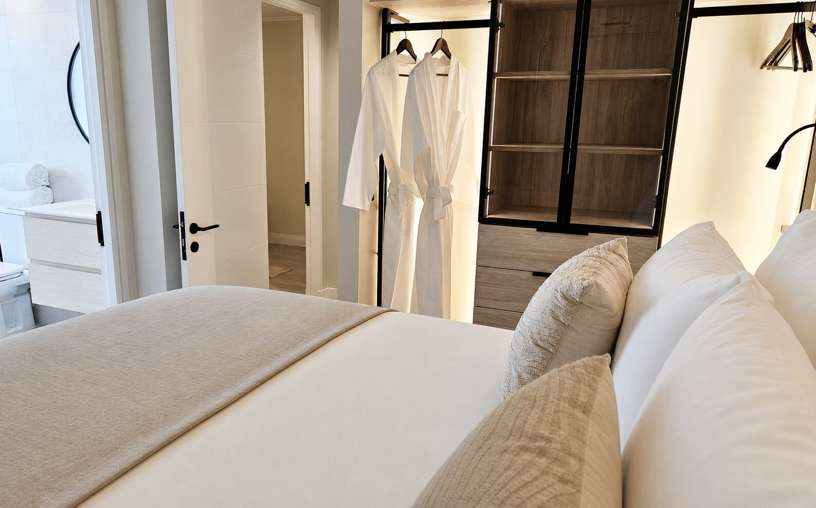 Luxury Apartment, 2 Bedrooms, City View | Hypo-allergenic bedding, down duvets, Select Comfort beds, minibar