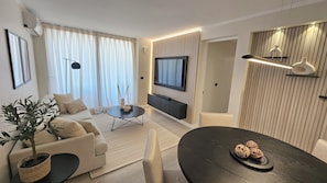 Apartamento superluxo, 2 quartos, vista para a cidade | Área de estar | Smart TV 55 polegadas com canais digitais, Netflix, filmes pagos