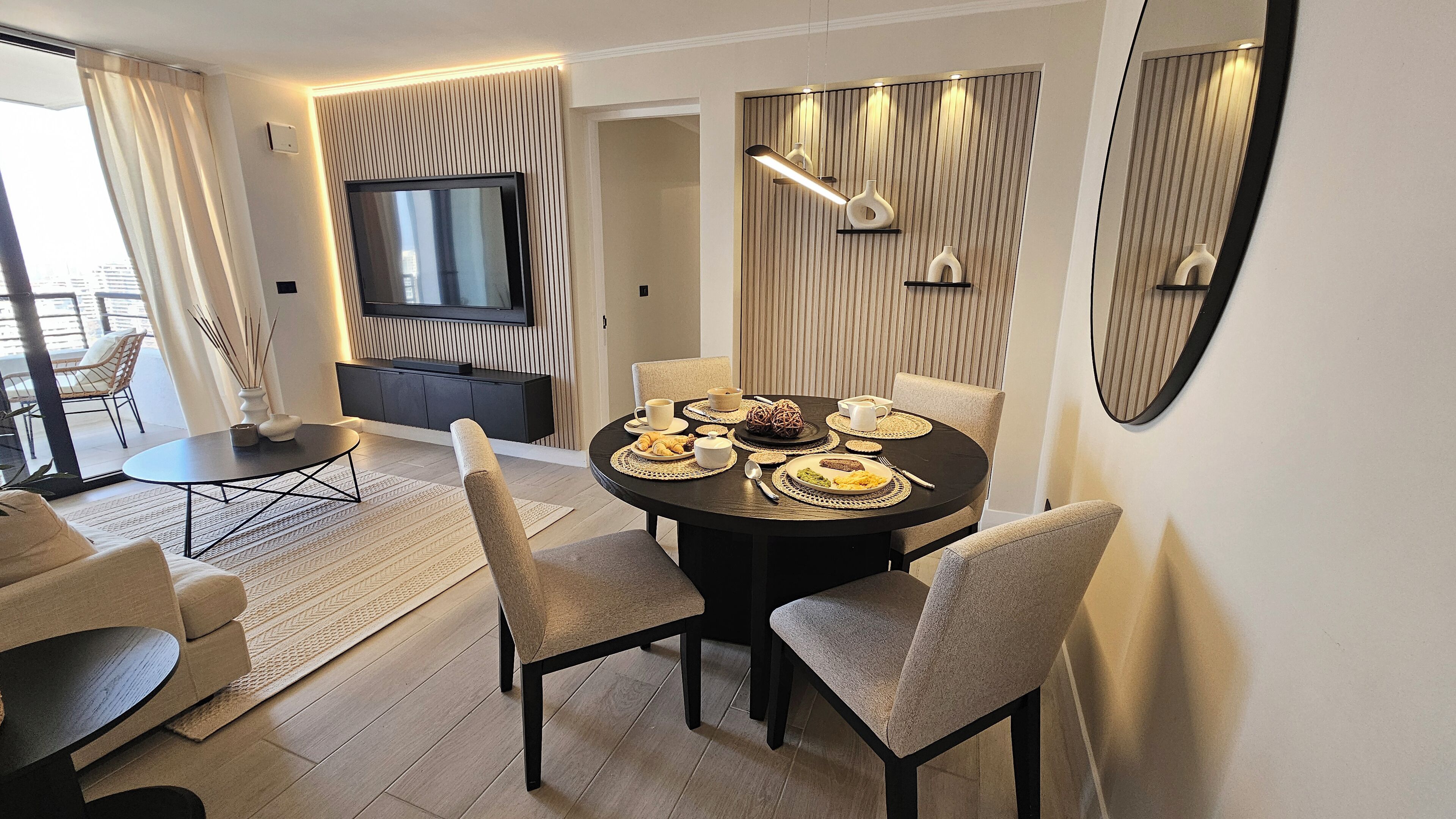 럭셔리 아파트, 침실 2개, 시내 전망 | 거실 공간 | 디지털 채널 시청이 가능한 55인치 스마트 TV, 넷플릭스, iPod 도킹 스테이션