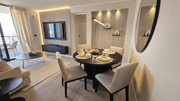 Appartement Luxe, 2 chambres, vue ville | Coin séjour